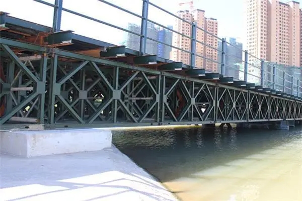 如何保证钢便桥的支撑结构稳定和牢固?